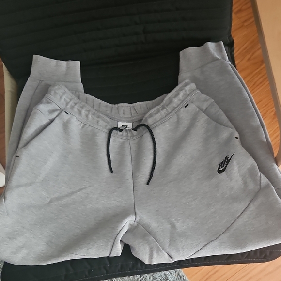 Nike Mens Light Gray Joggers - Picture 1 of 2